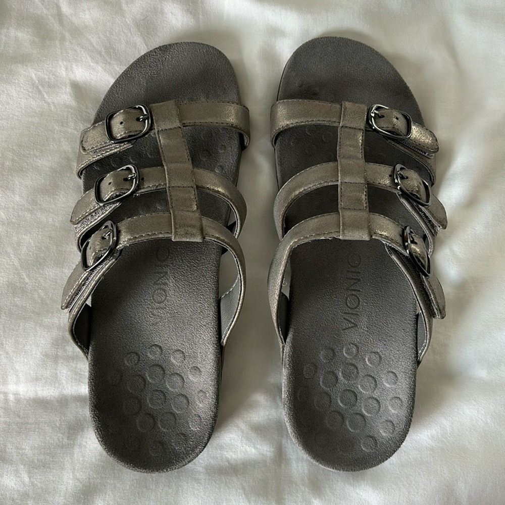 NWOT! VIONIC Misa Buckle Sandal Size 8 Women’s Pewter color